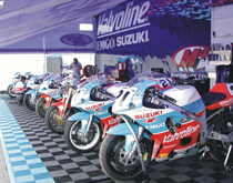 摩托車(chē)賽車(chē)場(chǎng)停車(chē)房地板